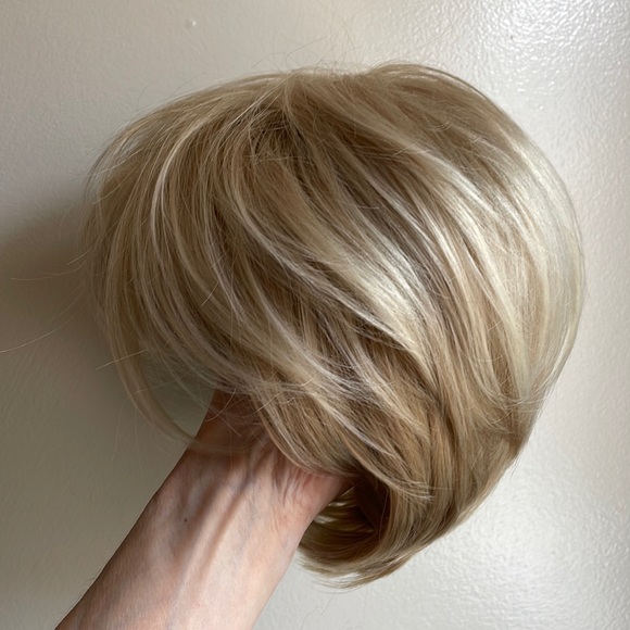 NWT 9” sassy blonde mix wig very short mens women’s unisex side or no parting - Picture 2 of 16